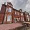 Central Bedford FREE Parking & Private Garden& Conservatory Perfect for large group of people