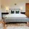 Large Sunny King-Size En-Suite