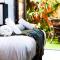 Lou Pitchoun Luxe et sérénité au cœur de Saint-Tropez Suite familiale avec chambre séparée avec jardin enchanteur pour 4 adultes et 1 enfant