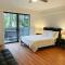Hilo Lakefront Studio, Pool, Walk to Downtown