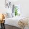 Victoria House - Central Location - Free Parking, Fast Wifi, SmartTV with Netflix by Yoko Property
