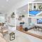 The Queenslander! Complete Entertainer - Huge - Stylish - Games - Full Level Pool Room - Smokehouse - Secure Parking - Yard #NEW!