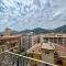 Fancy apartment bright with city and mountain view on an ancient staircase 5 mins to the station with 2 balconies with amazing city view