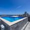 1 Bedroom Penthouse Retreat for Couples & Families with Large Rooftop Terrace and Pool