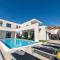 Villa Dasi s grijanim bazenom