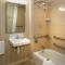 Hilton St. Louis Airport - King Room With Bath Tub - Mobility Access