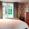 The Oaks- a beautifully appointed 1890s villa