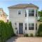 Adorable Cozy House with Compact Parking and Loft!