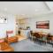 Stylish Modern Unit w Balcony and Pool Zodiak Stays