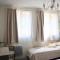 Petite chambre avec 2 lits dans maison d'artiste centre ville