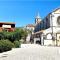 Casette rosse nel borgo medievale di Fossanova