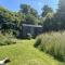 Cabin Retreat in Bedford - Sleeps 2 & Free parking