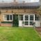 1 mile from Harry Potter Tour Self Contained Flat One bedroom plus new sofa bed in lounge