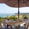 The Spinney - Spectacular views over the bay and close to beach with parking