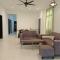 Cozy, Spacious Gambang Homestay