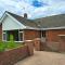 BEAUTIFUL 5 BEDROOM BUNGALOW, SLEEPS 7, in CALNE
