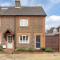 Quaint 3 bed Cottage in central Dorking with parking