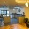 Entire Seaside Home 6 Private BedRooms Sleeps 10,4 Minute Walk To Station