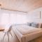 Zentrales Zimmer mit Bergblick in bewohnter Eigentumswohnung