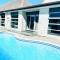 Summer Holiday 4 bedrooms house in Hamilton with pool and spa