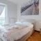 GuestHost - Cenisia Roomy Apt x6 - with Balcony