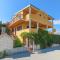 Three-Bedroom Apartment In Okrug Donji