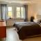 2 Wohnungen auf einer Ebene - 4 Schlafzimmer, 2 Bäder, gemütliches Wohnzimmer, großer Esstisch, Parkplätze