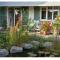 Schöner Bungalow mit Gartenterrasse und Teich