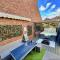 Private All-Weather Hot Tub Apartment, Free Parking, 1 Mile to City Centre, Cafés & Dining Nearby