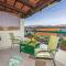 2 Bedroom Lovely Apartment In Mastrinka