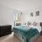 Canary Chic 2 Bedroom Apartment with Marina Views