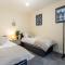 Deacon Street-3 Bedroom, Sleeps 7, Long Stay Disc, Parking