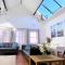The Old Coach House: Luxury Harbourside Apartment