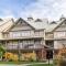 Bright and Clean, Walk Everywhere, Shared Pool and Hot Tub
