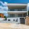 Apartments Villa Leonard - Modern Stay with Private Rooftop Jacuzzi & Sea Views, Barbariga, Vodnjan, Istria, Croatia
