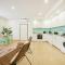 Beachside New Apartment with AC, By TimeCooler