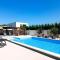 Modern Villa M&M, Zaton
