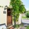 Historic Tudor Cottage, free parking, sleeps 6 and dog friendly!