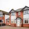 6 BR 3 Bath Spacious Tudor House & Free Parking