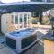 Acorns with own hot tub, romantic escape, close to Lyme Regis
