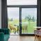 Design-Chalet mit Teilseeblick, Pool, Spa & Restaurant