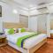 Hotel Whitehouse - Top Rated Fully AC - Near Prem Mandir- In house parking - Mukund Hospitality