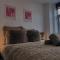 Stylish Groovy Central King Suite! - Fast WiFi, Free Gym Access, Work Desk