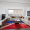 Large 3 bedrm apartment in heart of Theatre Land