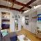 Chic Penthouse with bus stop at doorstep - 15 Minutes to NYC - Sleeps 6 comfortably