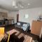 Chic Trafford Apartment, Private Underground Parking, Fast Wi-Fi, Self Check-in Anytime, 5 mins to Old Trafford Stadium