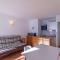 Studio cabine 4 pers, pied des pistes avec parking couvert, balcon sud, centre station - FR-1-404-218