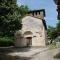 Maison typique à coté d'une église du XIIeme