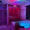 L'Aurore Love Room de prestige jacuzzi sauna piscine chauffée cuisine