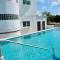 See Belize RELAXING Studio with Sea View Infinity Pool Deck by Airport, 1st FL